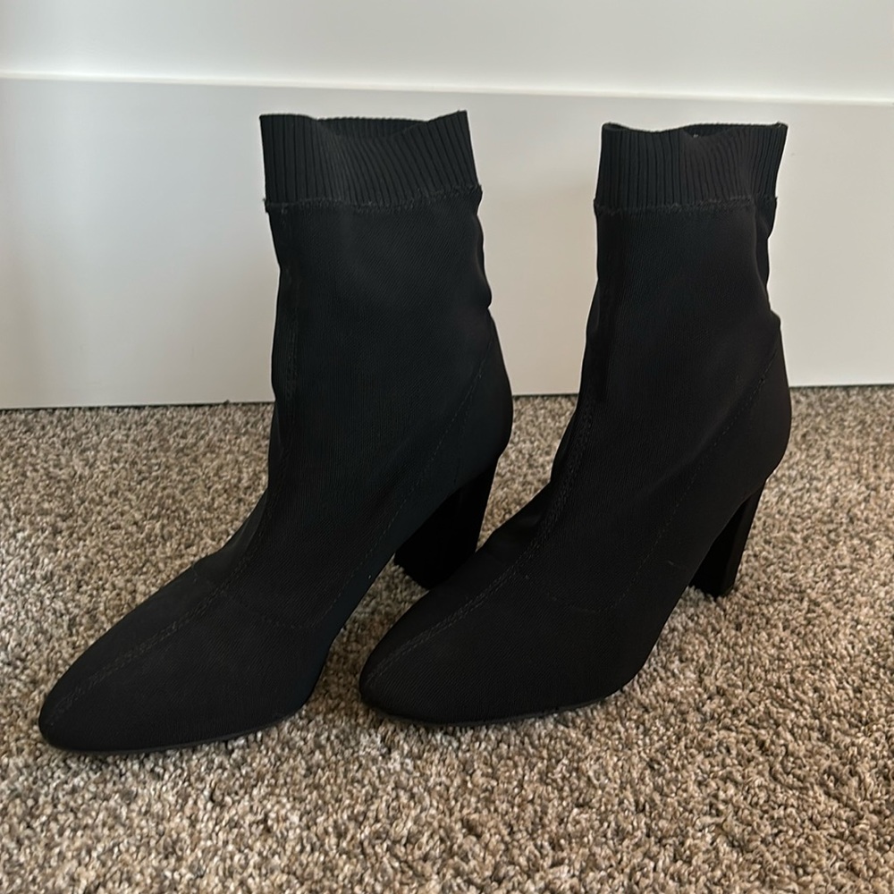 Simply Vera Wang size 10 sock booty.